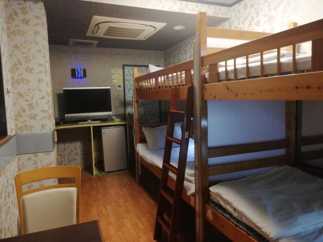 Family & Bakpak Tokyo Hostel Room photo